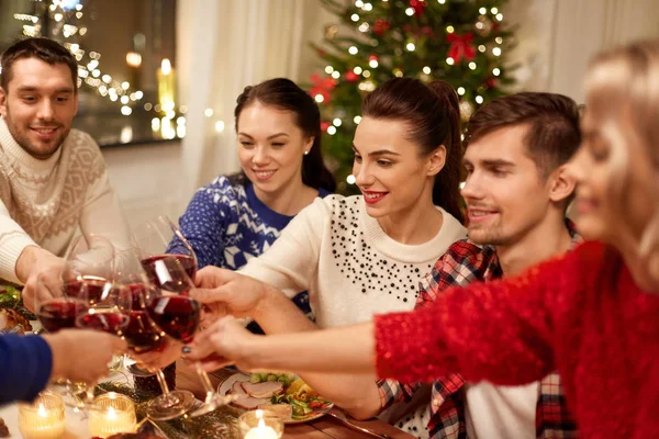 Przyjaciele świętują święta Bożego Narodzenia i piją wino — Zdjęcie stockowe