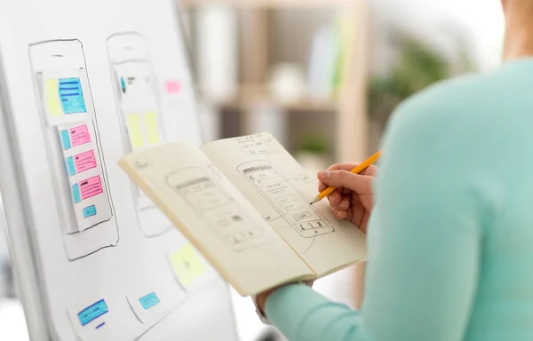 Ui concepteur avec interface utilisateur croquis dans le carnet — Photo