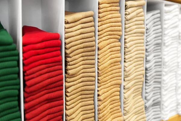 衣料品店で服を棚のクローズ アップ — ストック写真