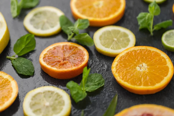 Close up of grapefruit, orange, pomelo and lime — Stock Photo, Image