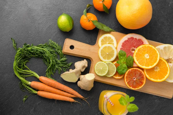 Frukt, grönsaker, skärbräda och juice — Stockfoto