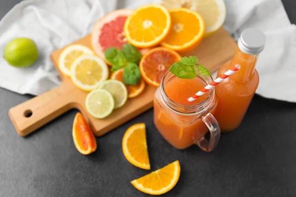 Кувшин стакан с соком и фруктами на столе — стоковое фото