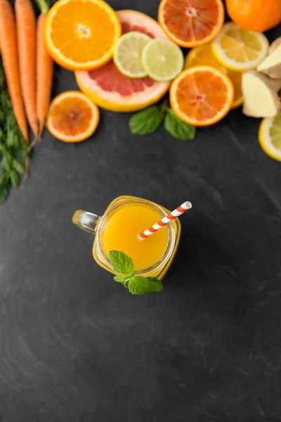Botol mason segelas jus buah di atas meja slate — Stok Foto