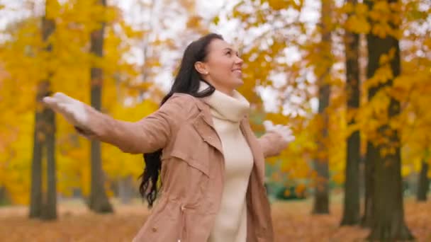 Joyeux jeune femme dans le parc d'automne — Video