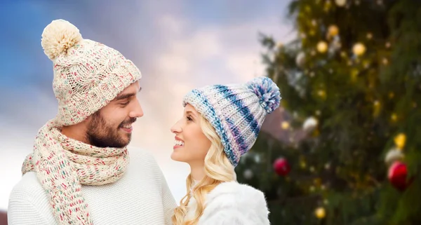 Lyckligt par över julgran — Stockfoto