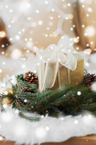 Regalo de Navidad y corona de abeto con conos y bolas —  Fotos de Stock