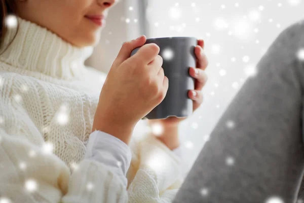 Primer plano de chica en suéter de invierno con taza de cacao —  Fotos de Stock