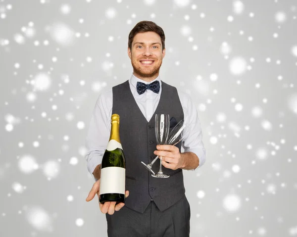 Homme avec bouteille de champagne et verres à la fête — Photo
