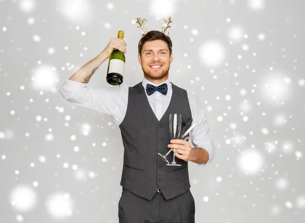 Homme avec bouteille de champagne à la fête de Noël — Photo