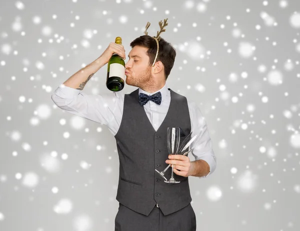 Homme embrasser bouteille de champagne à la fête de Noël — Photo