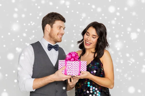 Happy couple with christmas gift — Stock Photo, Image