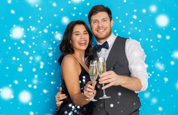 Casal feliz com champanhe comemorando o Natal — Fotografia de Stock