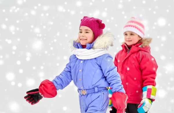 Niñas felices en ropa de invierno al aire libre —  Fotos de Stock