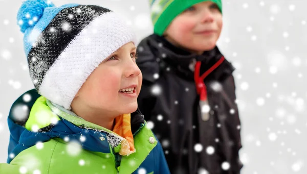 Εσωτερικη μικρά αγόρια στα χειμερινά ρούχα σε εξωτερικούς χώρους — Φωτογραφία Αρχείου