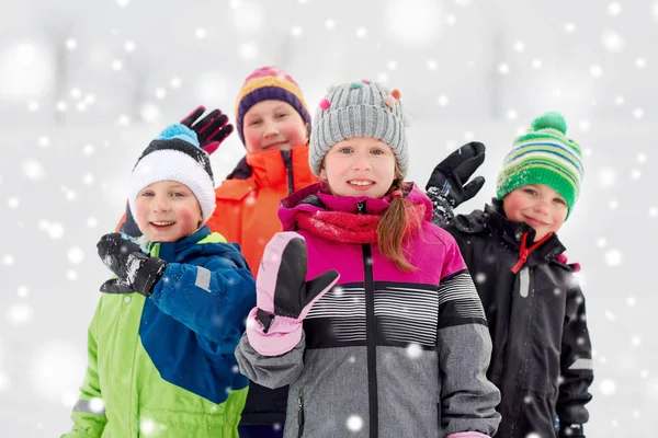 Gelukkig weinig kinderen in winterkleren buitenshuis — Stockfoto