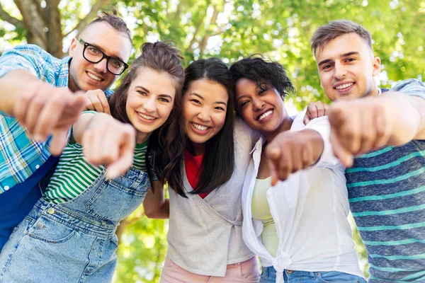 Glückliche internationale Freunde, die sich im Park umarmen — Stockfoto