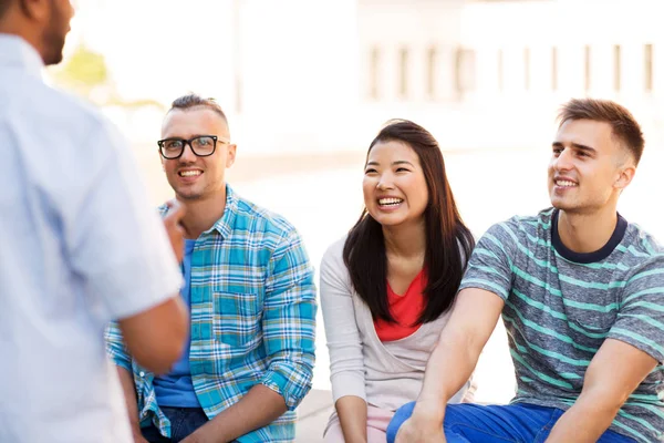 Amigos internacionales felices hablando en la ciudad — Foto de Stock