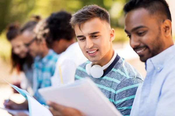 Studenti s notebookem venku — Stock fotografie