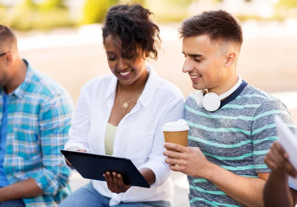 Amici felici con tablet pc e caffè all'aperto — Foto Stock