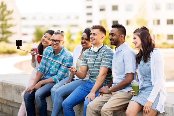 Φίλοι λήψη εικόνας από σε selfie stick στην πόλη — Φωτογραφία Αρχείου