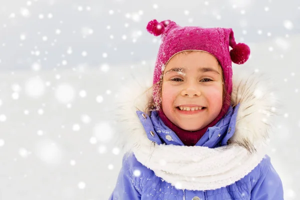 Gelukkig klein meisje in de winter kleren buiten — Stockfoto