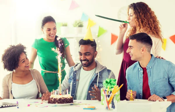 Zespołu pozdrowienie kolegi w biurze birthday party — Zdjęcie stockowe