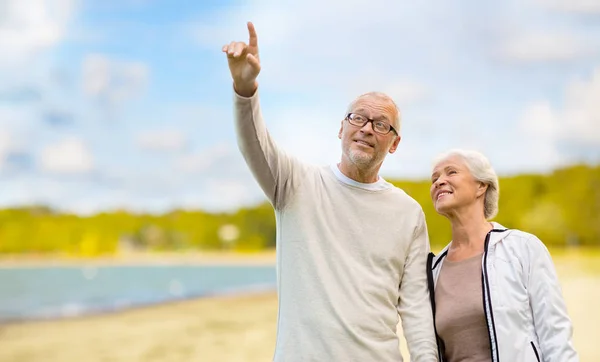愉快的老夫妇在海滩背景 — 图库照片
