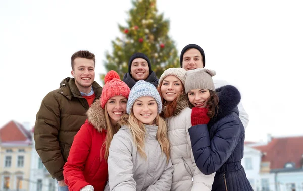 Gelukkig vrienden over kerstboom in oud tallinn — Stockfoto