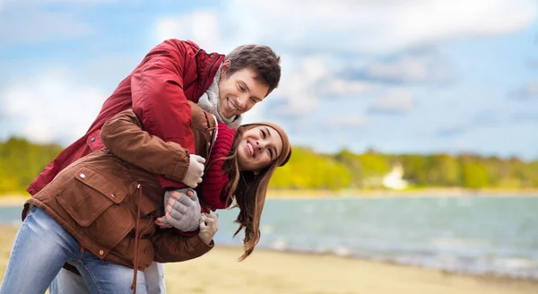 Couple heureux s'amuser sur la plage d'automne — Photo