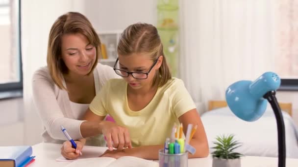 Mutter und Tochter machen gemeinsam Hausaufgaben — Stockvideo