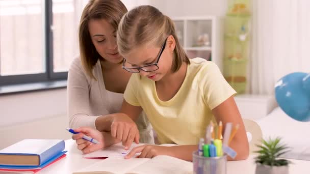 Мати і дочка роблять домашнє завдання разом — стокове відео