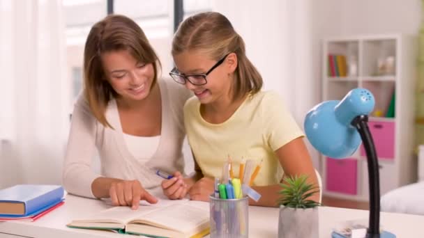 Mutter und Tochter machen gemeinsam Hausaufgaben — Stockvideo