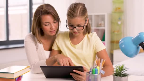 Madre e figlia con tablet pc a fare i compiti — Video Stock