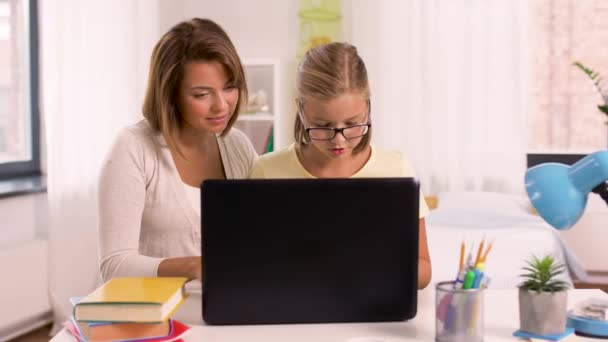 Mère et fille avec ordinateur portable faisant des devoirs — Video