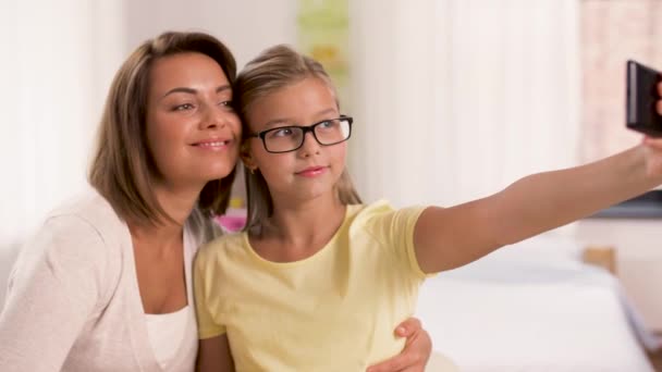 Ευτυχισμένη οικογένεια λαμβάνοντας selfie από το smartphone στο σπίτι — Αρχείο Βίντεο