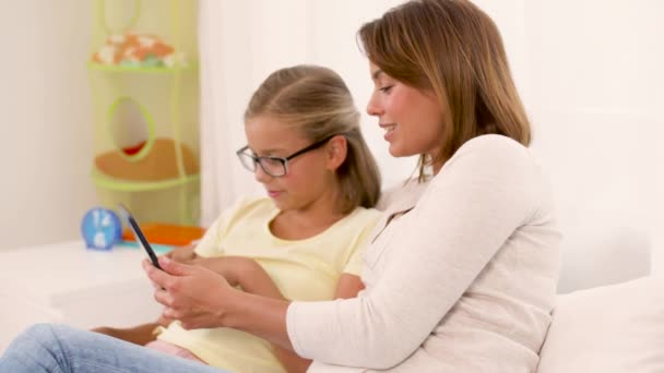 Mère heureuse et fille avec tablette pc à la maison — Video