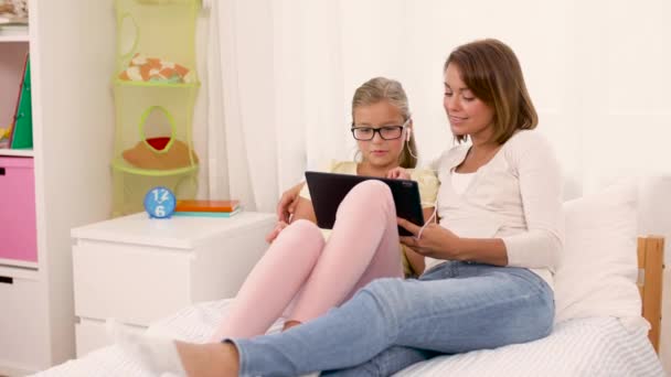 Madre e hija escuchan música en la tableta PC — Vídeo de stock