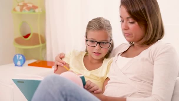 Heureux mère et fille dessin à la maison — Video