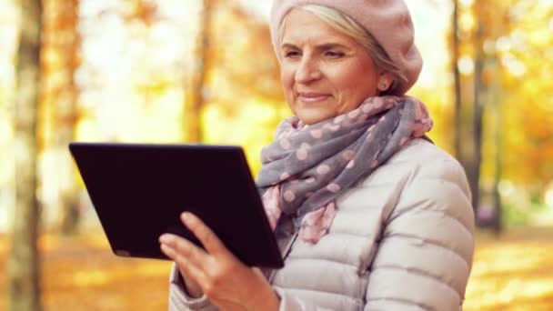 Femme âgée avec tablette PC au parc d'été — Video