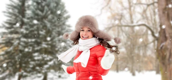 Femme heureuse en chapeau de fourrure sur la forêt d'hiver — Photo