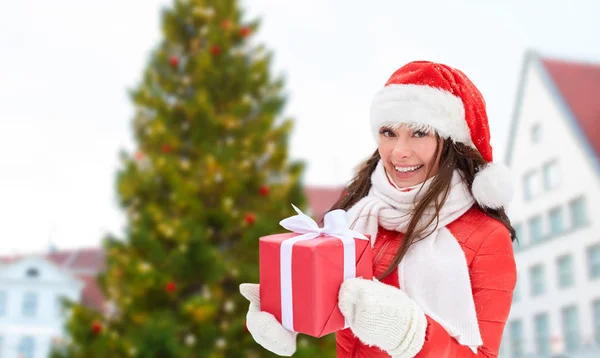 Femme heureuse avec un cadeau sur l'arbre de Noël — Photo