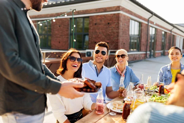 Друзья на барбекю вечеринку на крыше летом — стоковое фото