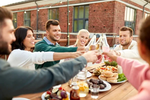 Glückliche Freunde stoßen bei Drinks auf Dachparty an — Stockfoto