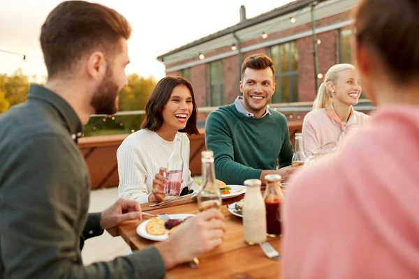 Vänner att ha middag eller takterrass med fest i sommar — Stockfoto