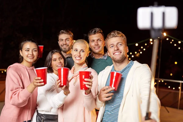 Amis avec des boissons prendre selfie à la fête sur le toit — Photo