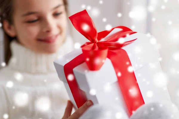Κορίτσι με τα χριστουγεννιάτικα δώρα που κάθεται στο περβάζι στο σπίτι — Φωτογραφία Αρχείου