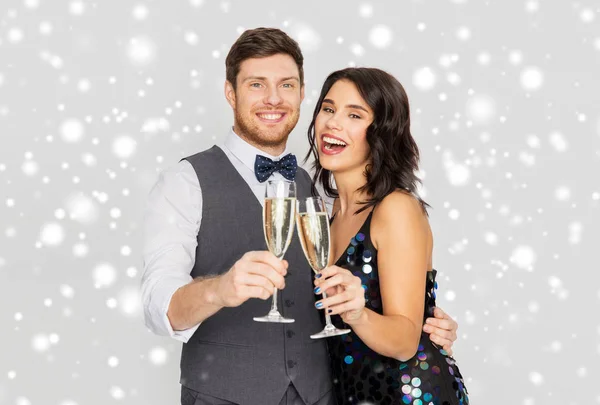 Mutlu çiftimiz Noel kutlamaları şampanya ile — Stok fotoğraf