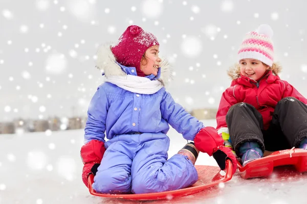 Conceito Infância Trenó Estação Meninas Felizes Trenós Livre Inverno — Fotografia de Stock