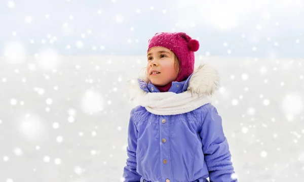 Heureuse petite fille en vêtements d'hiver à l'extérieur — Photo