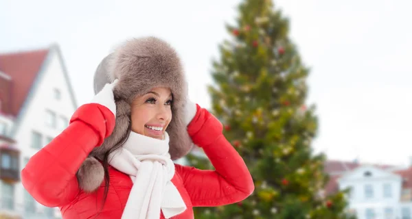 Gelukkige vrouw over kerstboom in Tallinn — Stockfoto